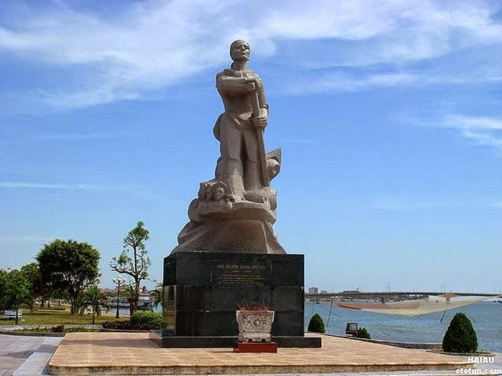 tượng đài mẹ suốt 1