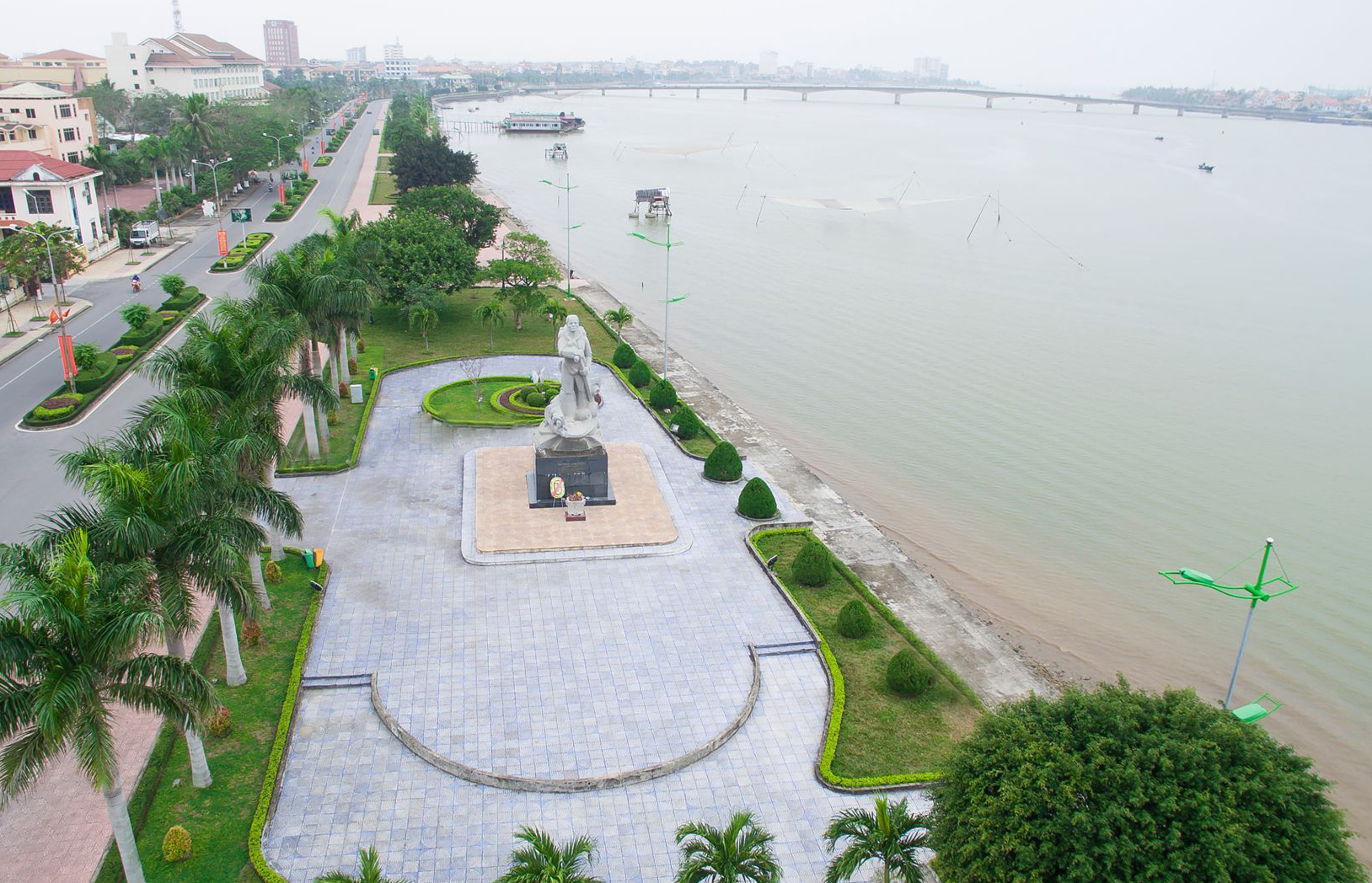 tượng đài mẹ suốt 3-min