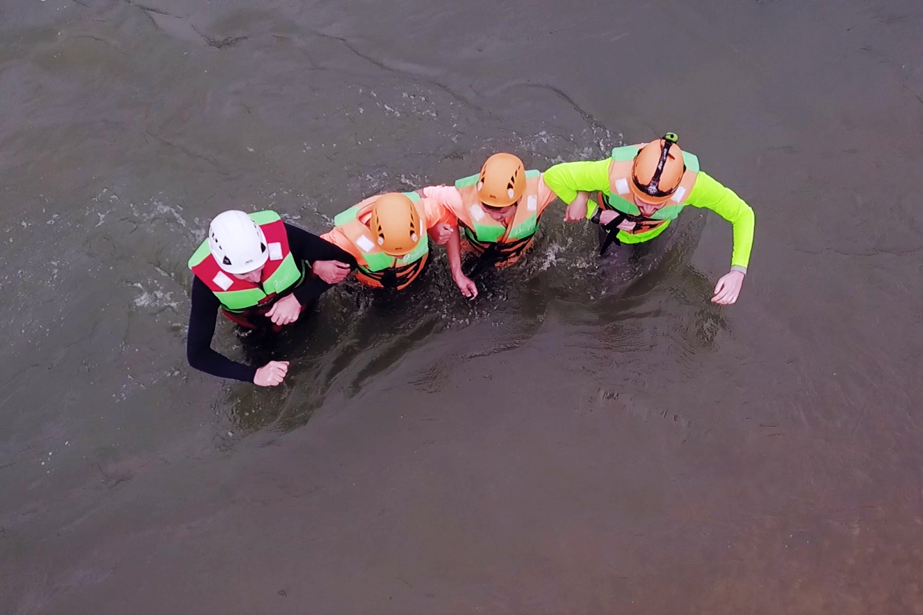 chuyen-gia-anh-huong-dan-thuc-te-cach-vuot-song-suoi-an-toan-1565318803