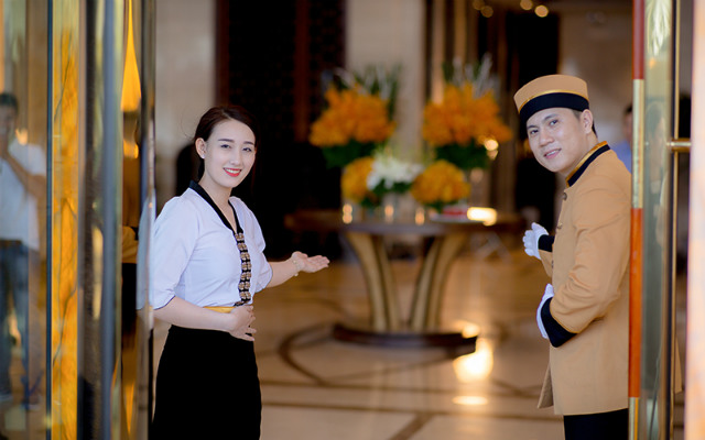 quy-trinh-chao-don-khach-dat-chuan-cho-nhan-vien-phuc-vu-nha-hang 1591601588