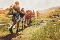 10 vật dung kh&ocirc;ng thể thiếu cho một chuyến Trekking an to&agrave;n