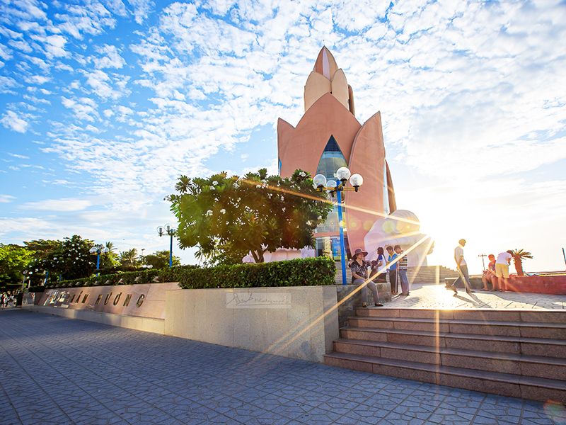 NHA TRANG - BIỂN XANH C&Aacute;T TRẮNG NẮNG V&Agrave;NG